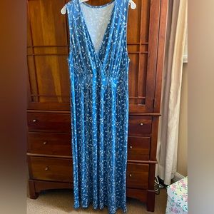 41 Hawthorn Adalina Knit Maxi Dress. Light blue and while print. Size 1x.